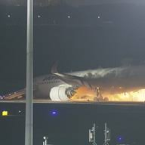 Japonya’nın başkenti Tokyo’da bulunan Haneda Havalimanı’nda hareket halindeki uçak alev