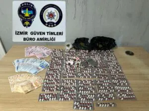 İzmir’de, üzerinde 749 uyuşturucu hap, 33 gram esrarla yakalanan uyuşturucu