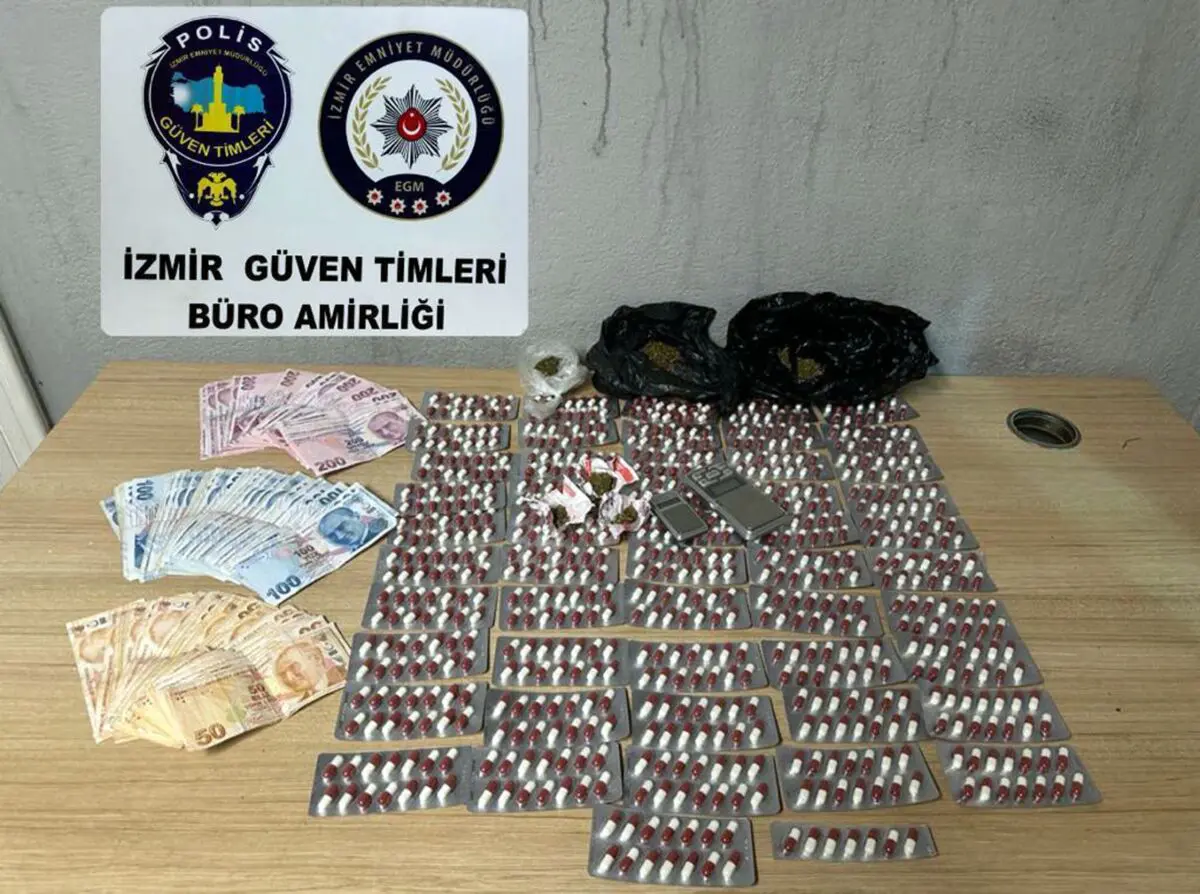 İzmir’de, üzerinde 749 uyuşturucu hap, 33 gram esrarla yakalanan uyuşturucu