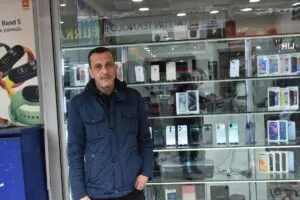 İzmir’e kaldırım taşı ile bir dükkanın camını kırıp, kolu ile