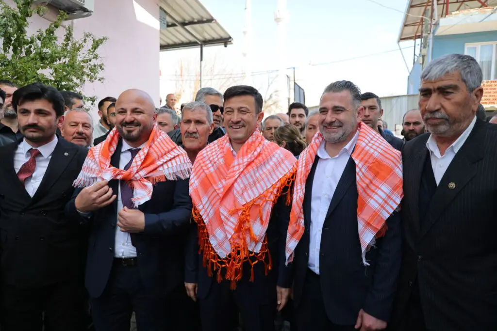 Hamza Dağ, direksiyon başına geçti: Vatandaşa keşkek dağıtımı yaptı