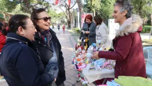 14 Şubat Sevgililer Günü’ne özel olarak kurulan stantlarda sergilenen birbirinden