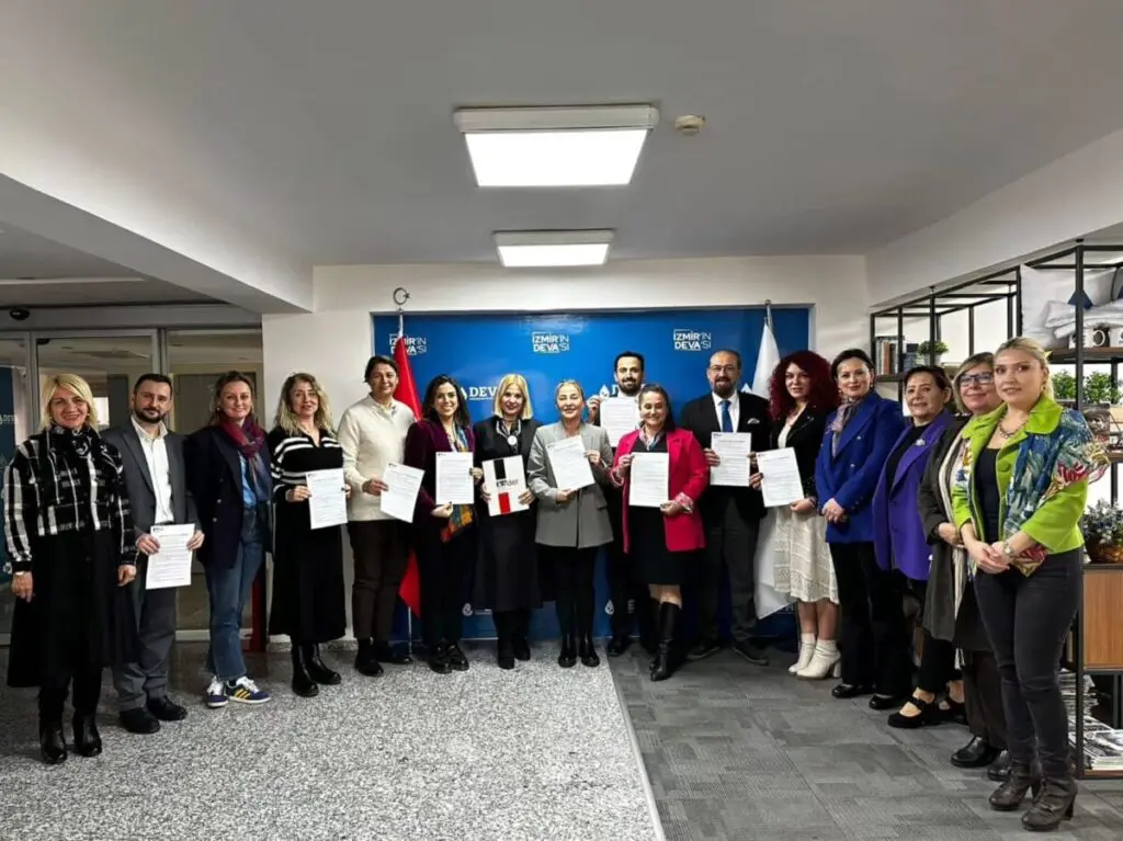 DEVA Partisi İzmir Adayı Karaosmanoğlu: “Kadın adaylarımızla İzmir’de fark yaratıyoruz” 4 DEVA Partisi İzmir Adayı Karaosmanoğlu: “Kadın adaylarımızla İzmir’de fark yaratıyoruz”