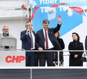 CHP Genel Başkanı Özgür Özel, İzmir’in Bergama ilçesinde Cumhuriyet Meydanı’nda