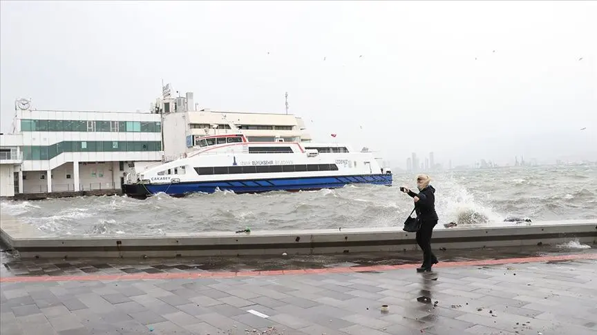 İzmir’de deniz koşulları sebebi ile vapur seferleri iptal edildi. Açıklama