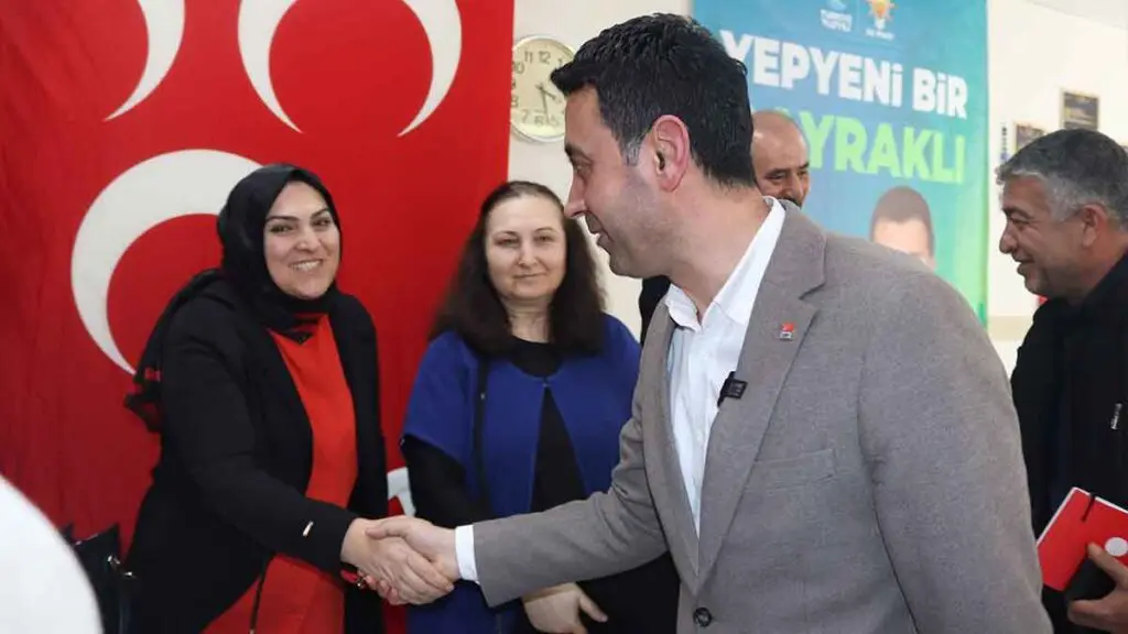  CHP’li İrfan Önal, Bayraklı’yı karış karış geziyor