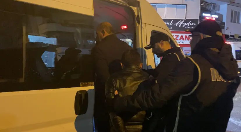 İzmir’in Çeşme ilçesinde, ‘suç gelirlerinin aklanması’, ‘görevi kötüye kullanma’, ‘resmi