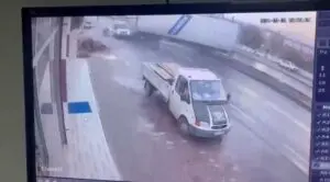 İzmir’de fabrika işçilerinin taşındığı servis minibüsü ile tırın çarpışması nedeniyle
