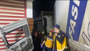 İzmir’de fabrika işçilerinin taşındığı servis minibüsü ile tırın çarpışması sonucu
