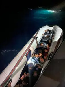 Muğla’nın Fethiye ilçesi açıklarında, su alan bir lastik bottaki 4’ü