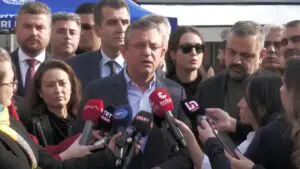 Özgür Özel, saldırıda yaşamını yitiren taksi şoförü Oğuz Erge’nin ailesini