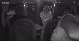 İzmir’de D.A. (19) müşteri olarak bindiği taksinin şoförü Oğuz Erge’yi