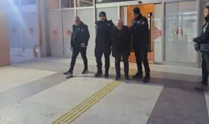 İzmir’in Bergama ilçesinde polis ekipleri tarafından takibe alınan ve uyuşturucu