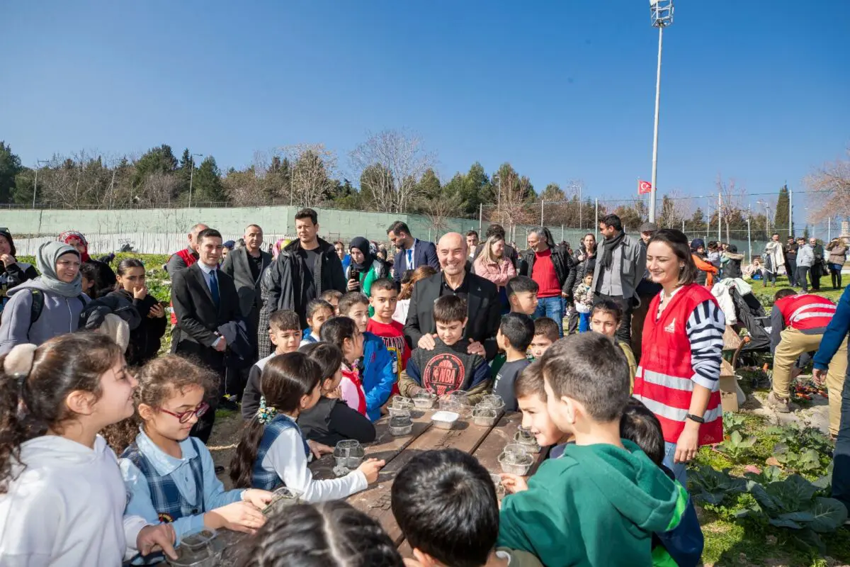 İzmir Büyükşehir Belediye Başkanı Tunç Soyer, Kadifekale’de mahalle bostanlarının üreticileriyle