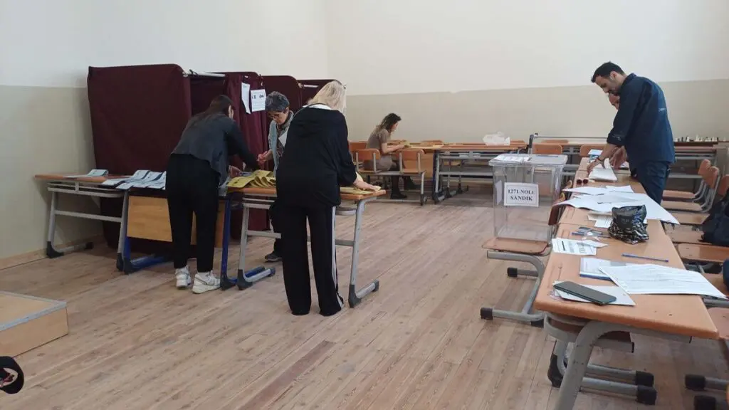 İzmir'de seçmen sandık başına gitti