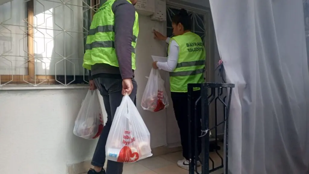 Bayraklı Belediyesinden 13 bin kişiye iftar paketi