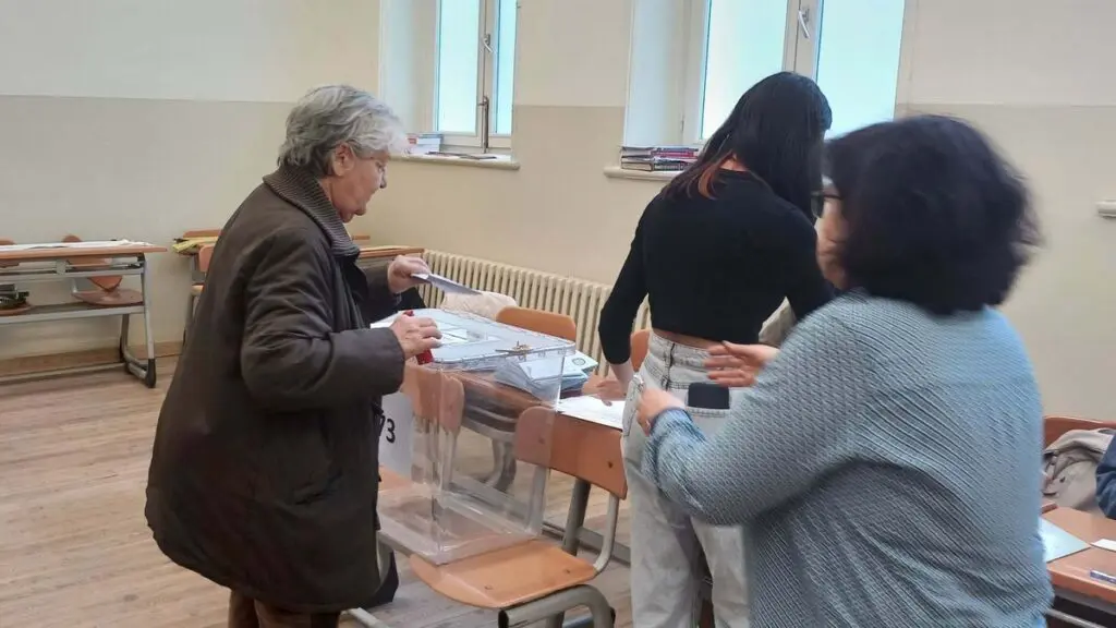 İzmir'de seçmen sandık başına gitti