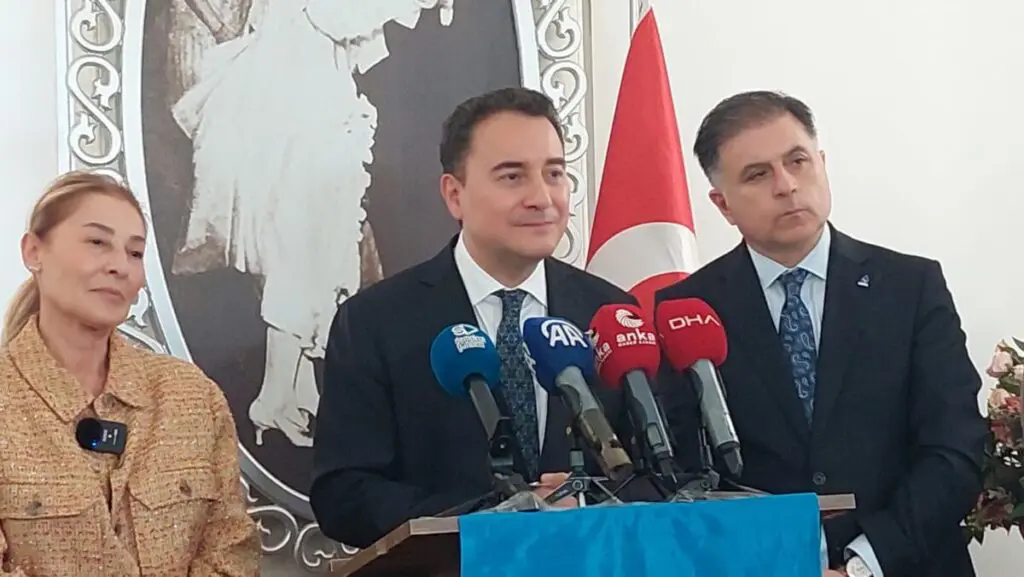 Ali Babacan İzmir'de: 'Hükümete bu sarı kartı göstermemiz lazım'