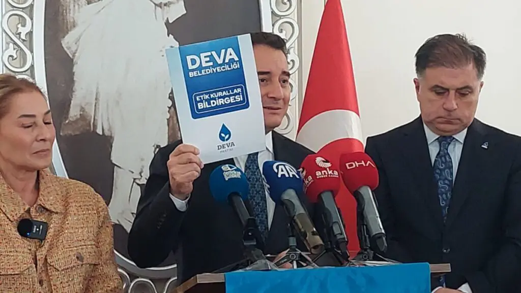 Ali Babacan İzmir'de: 'Hükümete bu sarı kartı göstermemiz lazım'