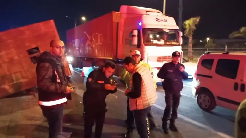 Aydın'da kaza: Kamyon kontrolden çıktı evin bahçesine daldı