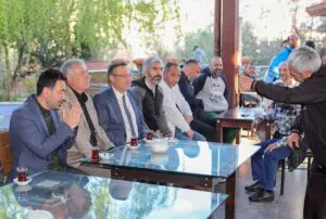 Bayraklı Belediye Başkanı İrfan Önal, Ramazan Bayramı’nın ilk gününü vatandaşlarla