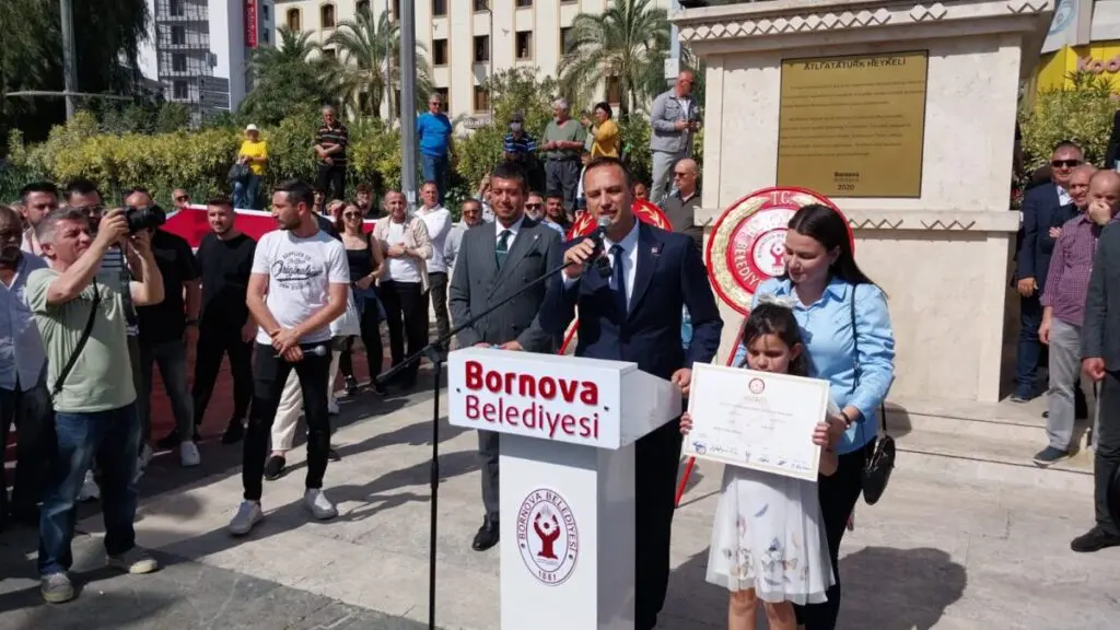 Bornova'nın yeni kaptanı Ömer Eşki mazbatasını aldı: 'Artık daha umutla yarınlara bakacağız'