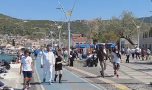 Foça, doğal güzellikleri, tarihi zenginlikleri ve sakin koylarıyla dikkat çeken