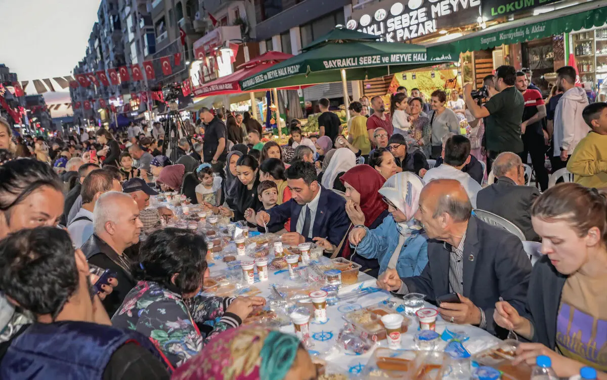 Bayraklı Belediye Başkanı İrfan Önal, Sevgi Yolu’nda düzenlenen iftar programı