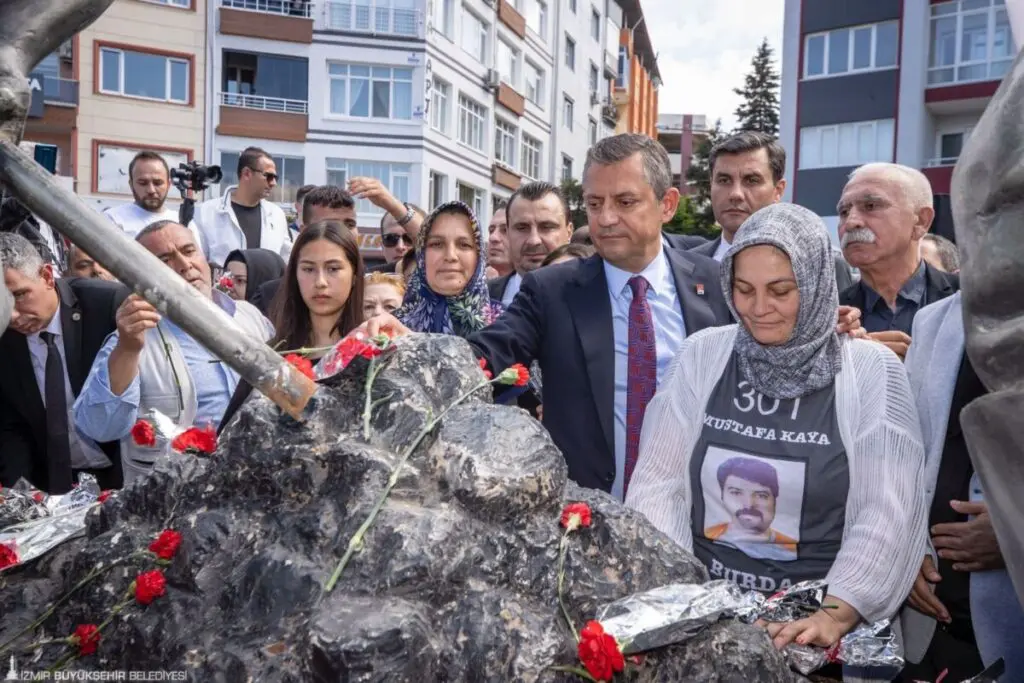 Başkan Tugay 301 şehit madencinin ailesi için Soma'da
