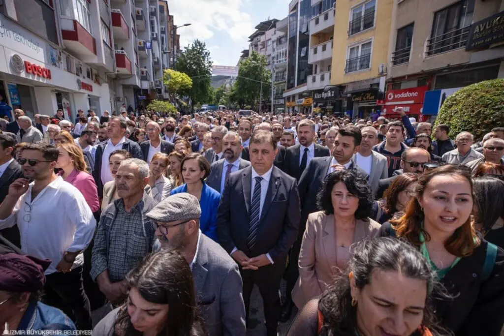 Başkan Tugay 301 şehit madencinin ailesi için Soma'da