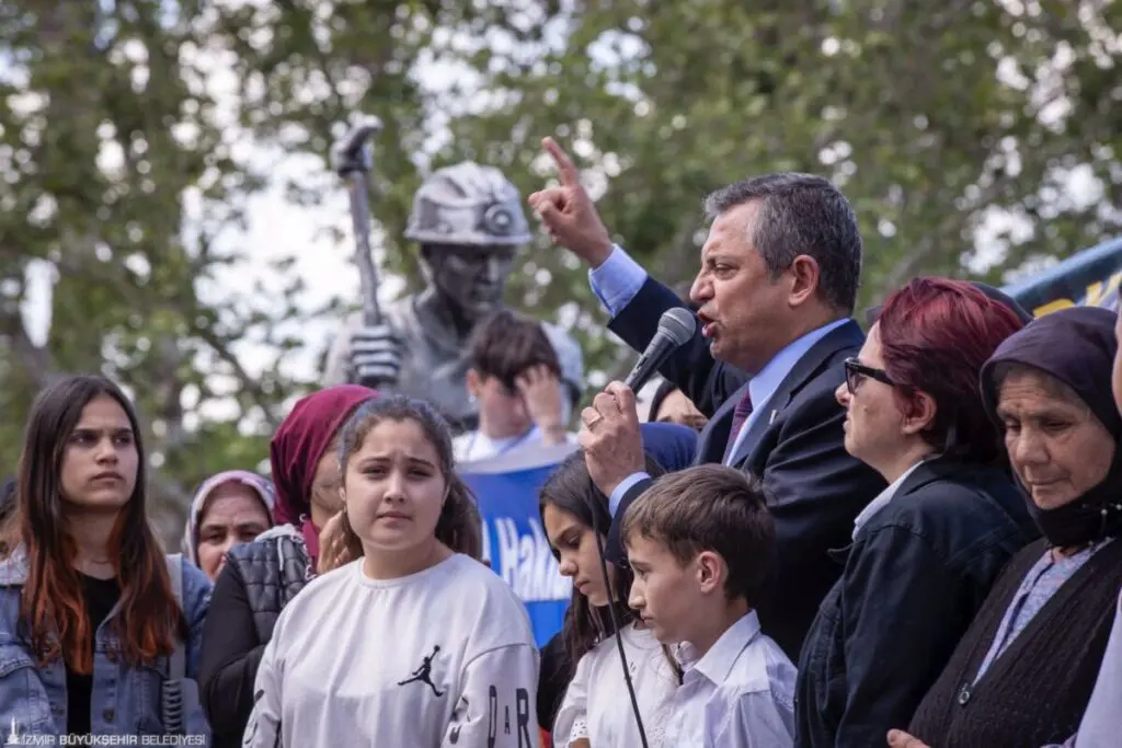 Başkan Tugay 301 şehit madencinin ailesi için Soma'da