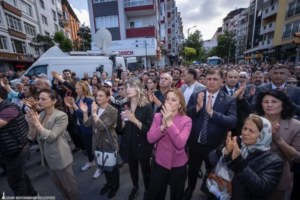 Başkan Tugay 301 şehit madencinin ailesi için Soma'da