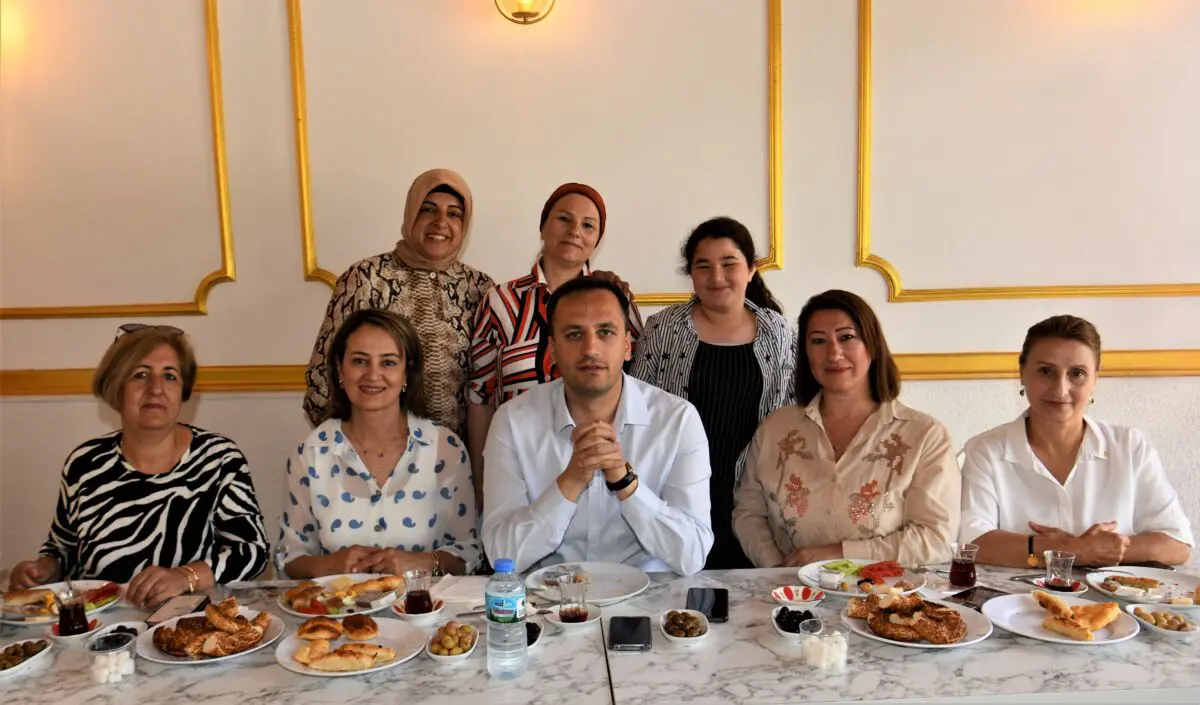 Bornova Belediyesi Belediye Başkanı Ömer Eşki, Pınarbaşı’nda kadınların düzenlediği kahvaltıya