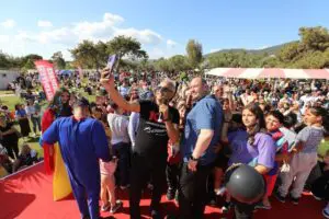 Menderes Belediyesi Geleneksel Uçurtma Şenliği on binlerin katılımıyla gerçekleşti. Gün