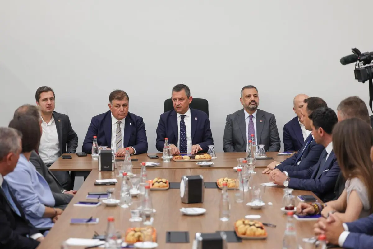 Cumhuriyet Halk Partisi (CHP) Genel Başkanı Özgür Özel, İzmir Büyükşehir