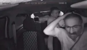 İzmir’in Karabağlar ilçesinde taksi şoförü Selim Keleş’e (62) kaldırım taşı