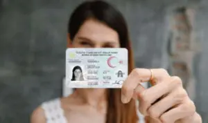 Kadınların, evlendikten sonra bekarlık soyadını tek başına kullanamayacaklarına dair düzenlemeye