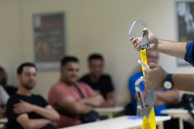 İzmir'de yüksekte çalışanlara büyükşehirden iş sağlığı ve güvenliği eğitimi 5 çalışan