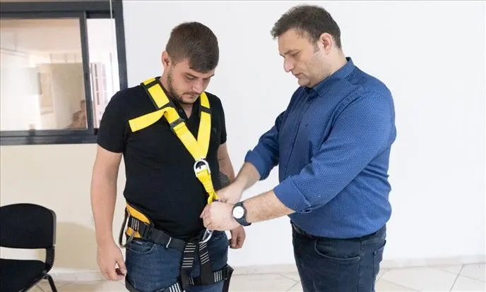 İzmir'de yüksekte çalışanlara büyükşehirden iş sağlığı ve güvenliği eğitimi 4 çalışan