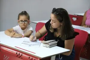 Menderes Belediyesi’nin gerçekleştirdiği halk dansları ve spor kurslarına yoğun ilgi