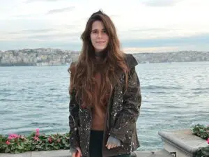 İzmir – Çeşme’de, Yunan sanatçı Despina Vandi’nin Türk Eğitim Vakfı’nın