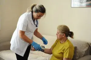 Karşıyaka Belediyesi, hasta nakil ambulansı ve poliklinik hizmetleri gibi sağlık