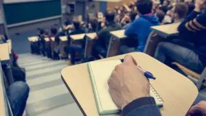 Yurt dışında faaliyet gösterdiği iddiasıyla uzaktan öğretim ile öğrenci kabul
