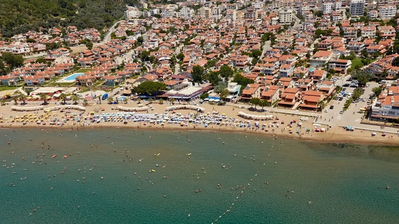 İzmir'in Menderes ilçesine bağlı Özdere Çukuraltı sahilinde foseptik taşması nedeniyle