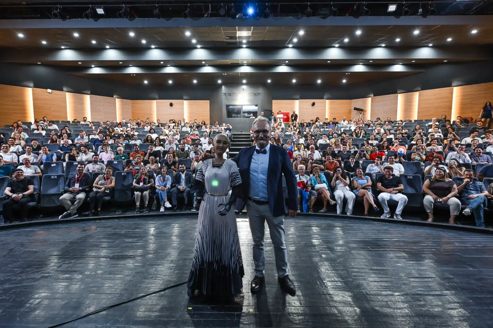 “Teknoloji” temasıyla kapılarını açan 93. İzmir Enternasyonal Fuarı, “TechTalks” etkinliği