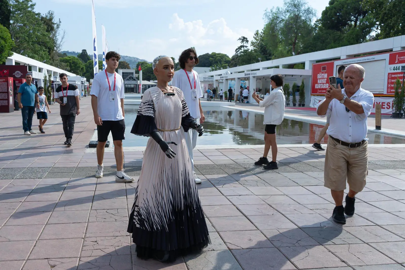 93. İEF’e insansı robot Sophia damga vurdu 2 Sophia