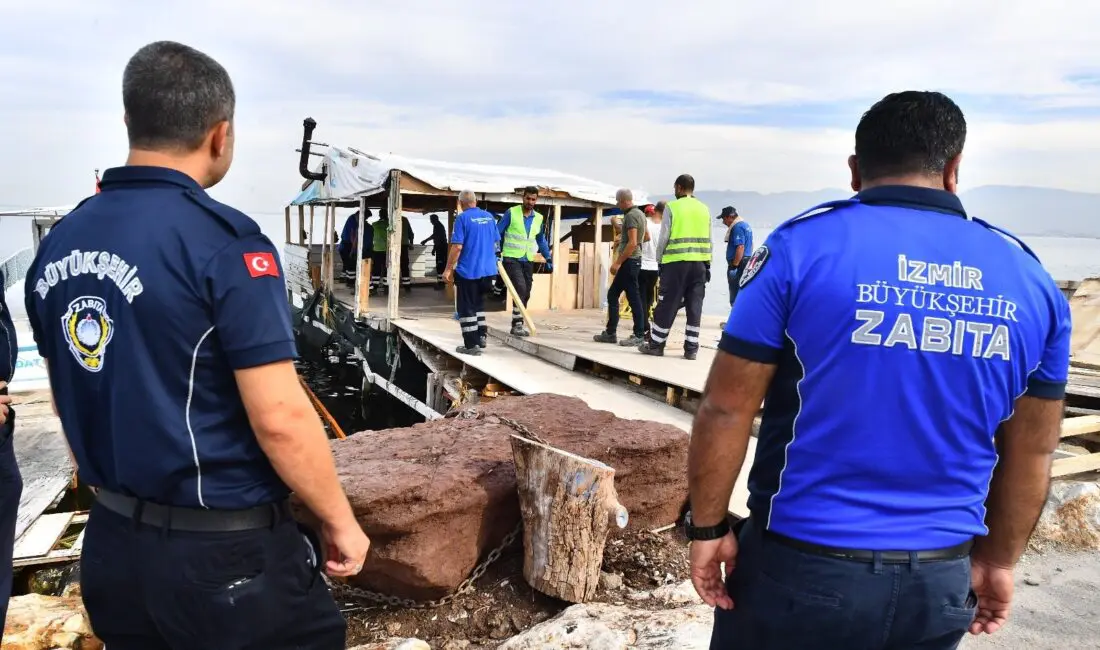 İzmir Büyükşehir Belediyesi zabıta ekipleri, Balçova İnciraltı sahilinde, deniz içinde