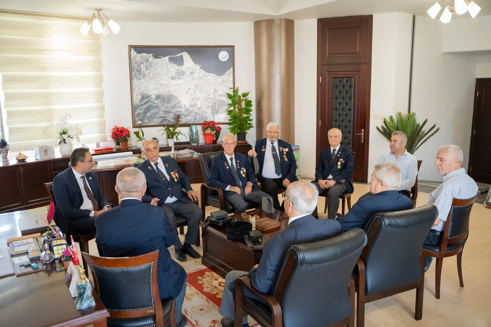 İzmir Muharip Gaziler Derneği Başkanı Orhan Aydın, Balçova’da yaşayan gazilerle