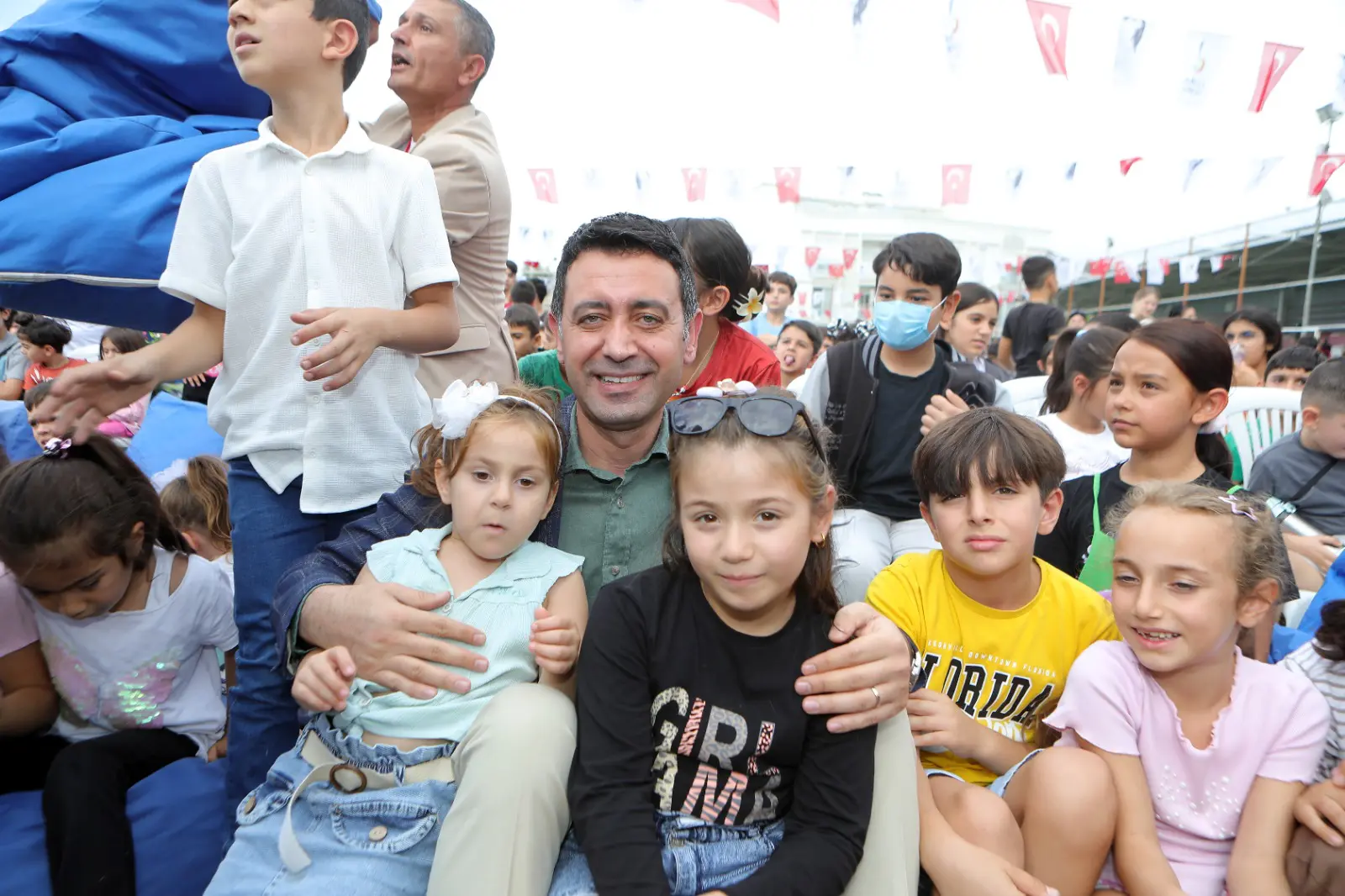 Bayraklı Belediyesi tarafından Gümüşpala Mahallesi Pazar Yeri halı sahasında gerçekleştirilen