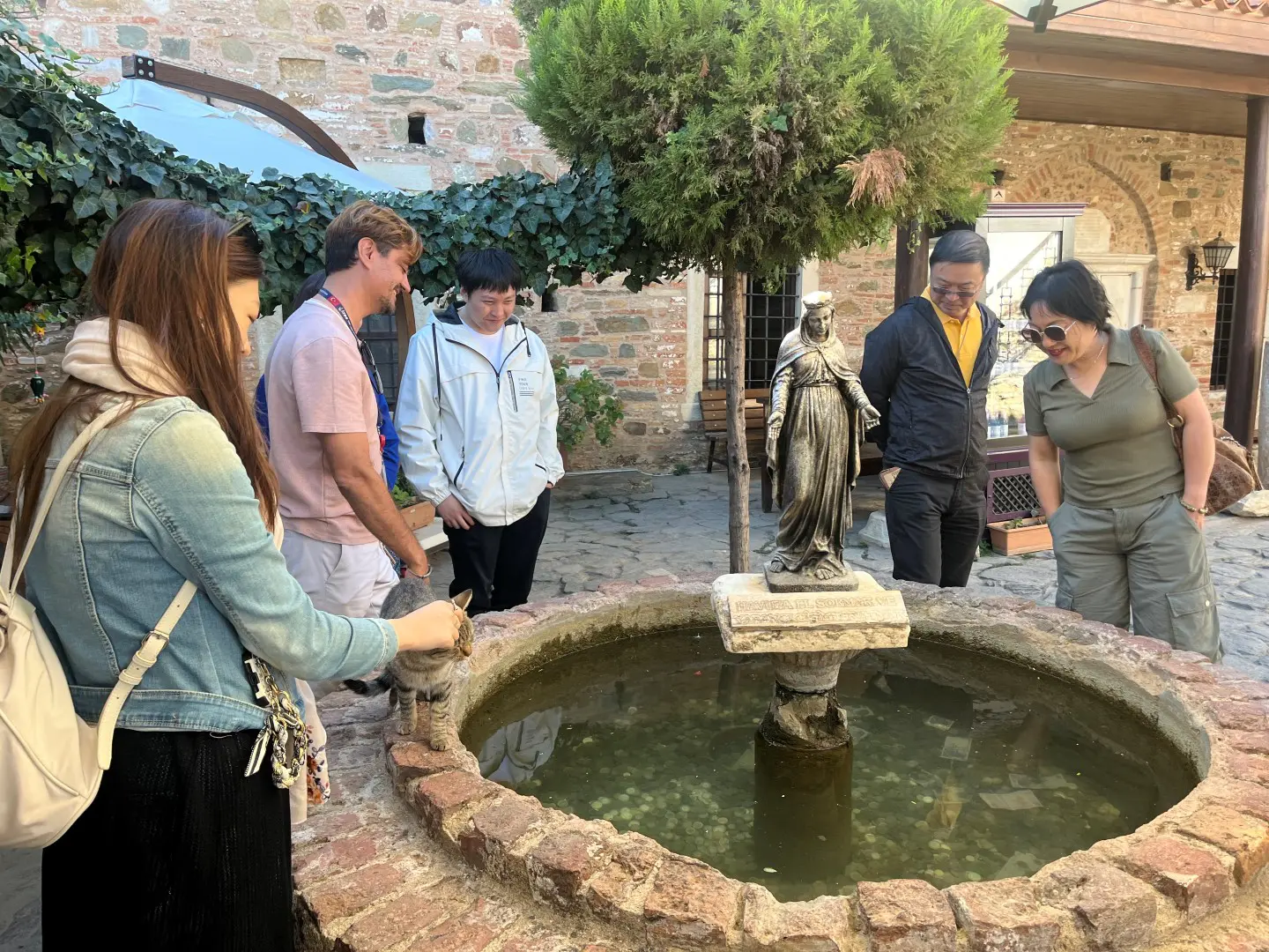 İzmir'in Selçuk ilçesinde bulunan Şirince köyü, sonbaharda da şehrin stresinden